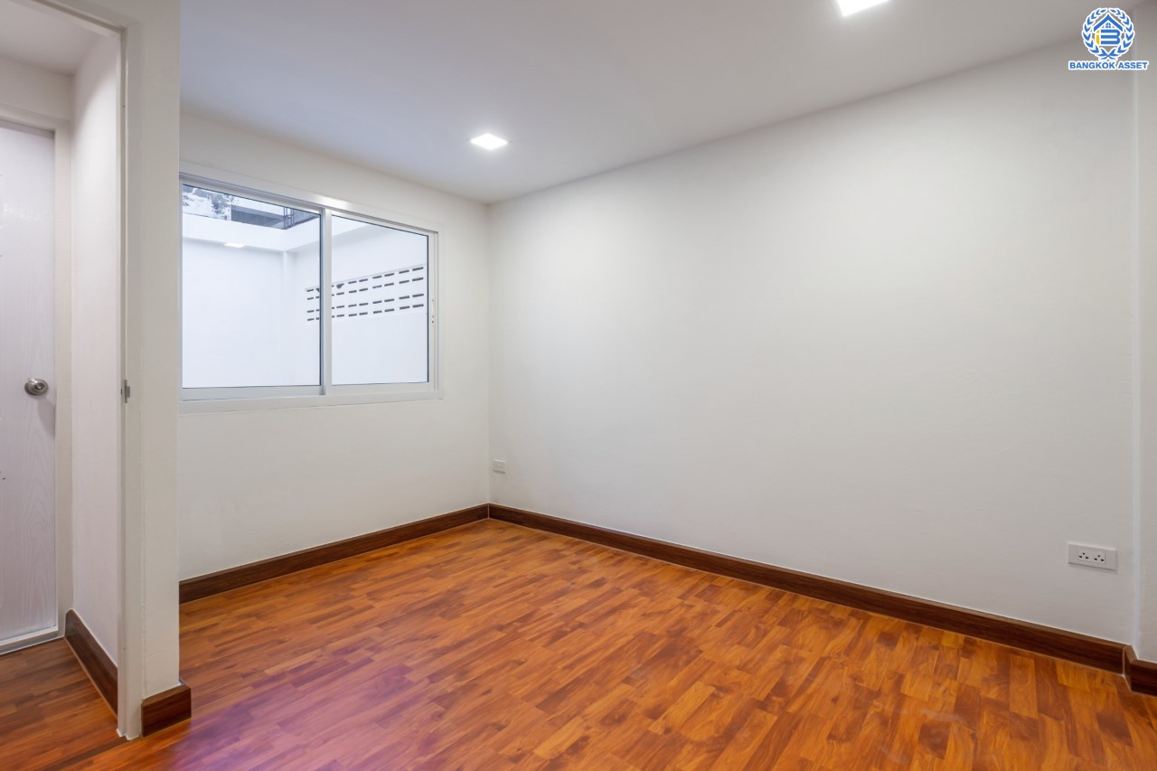 บ้านมือสองตกแต่งใหม่ ม.ซื่อตรง รัตนาธิเบศร์ หน้าโครงการติดรถไฟฟ้า "สถานีไทรม้า"!! เนื้อที่ 26 ตร.ว. ฟังก์ชัน 3 ห้องนอน 2 ห้องน้ำ 1 ที่จอดรถ ทำเลใกล้ เซ็นทรัลรัตนาธิเบศร์ และทางด่วน "งามวงศ์วาน"